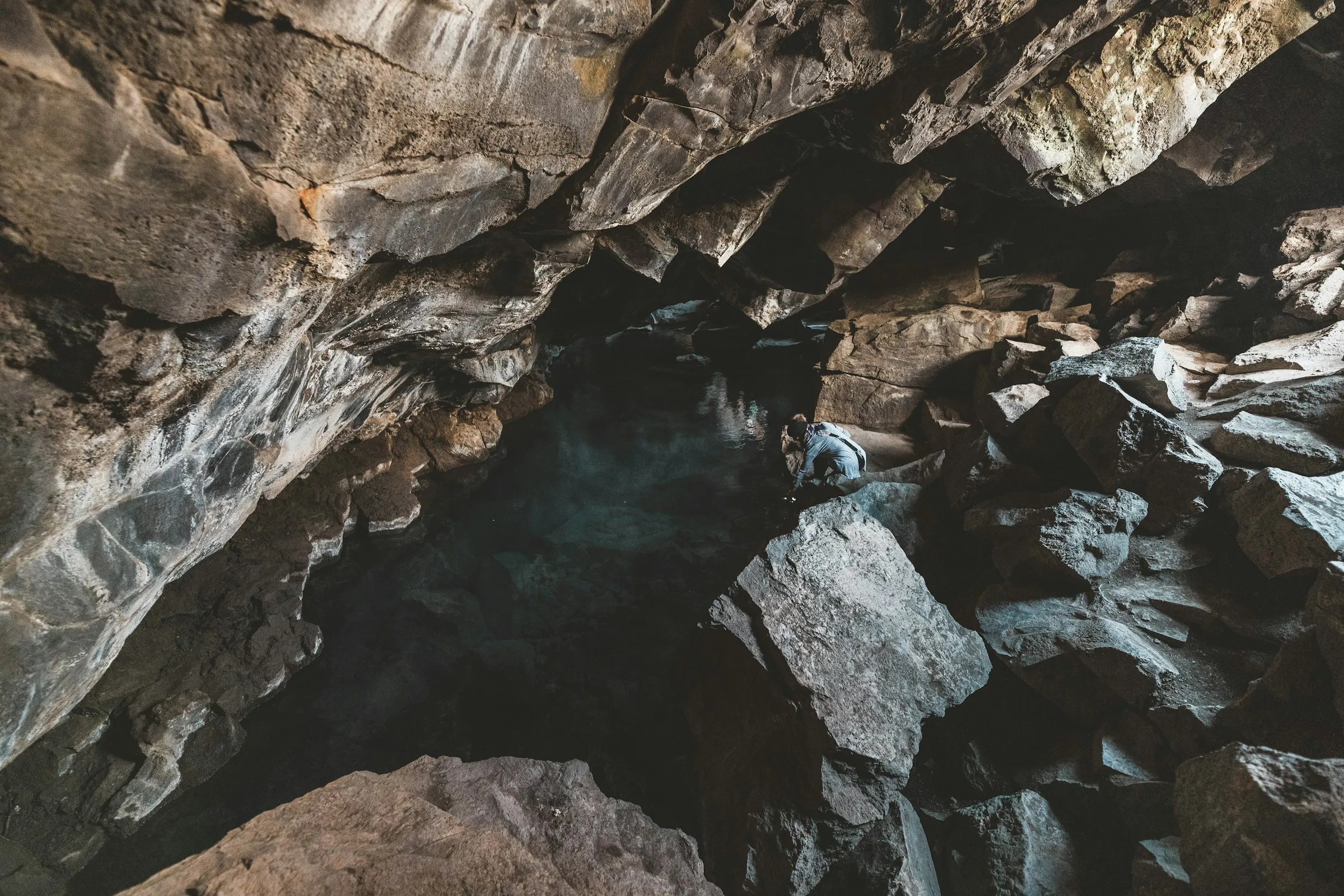 Interior de la cueva Grjótagjá