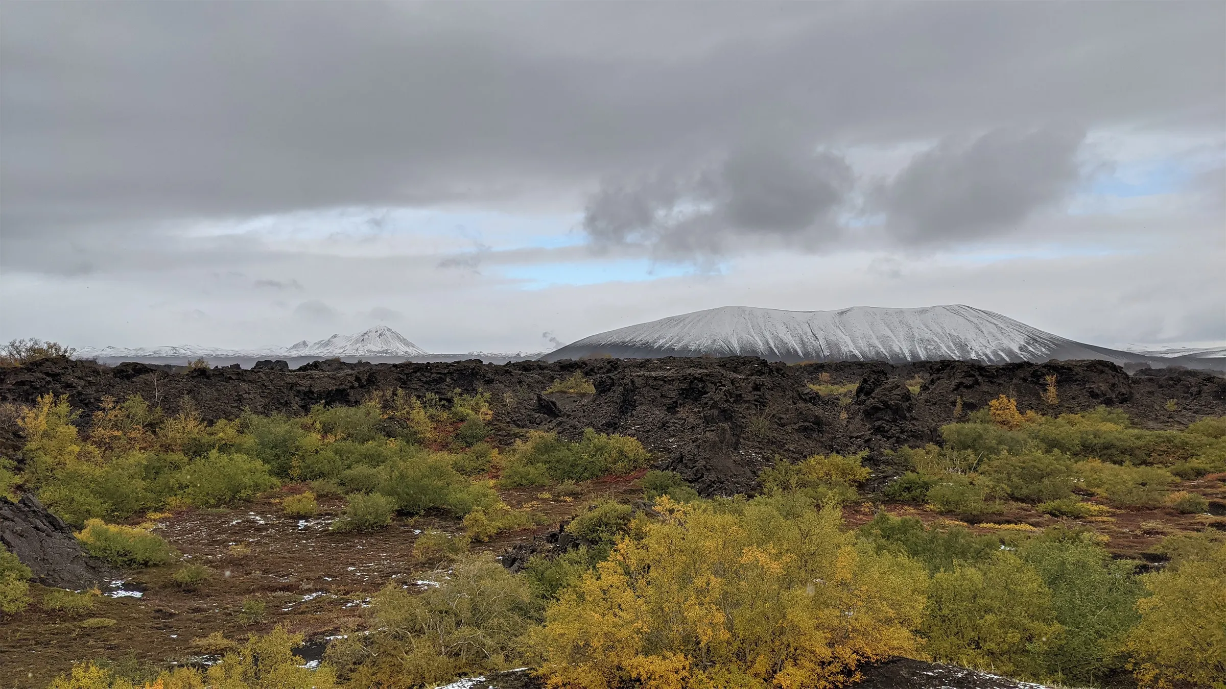 El cráter del Hverfjall desde Dimmuborgir