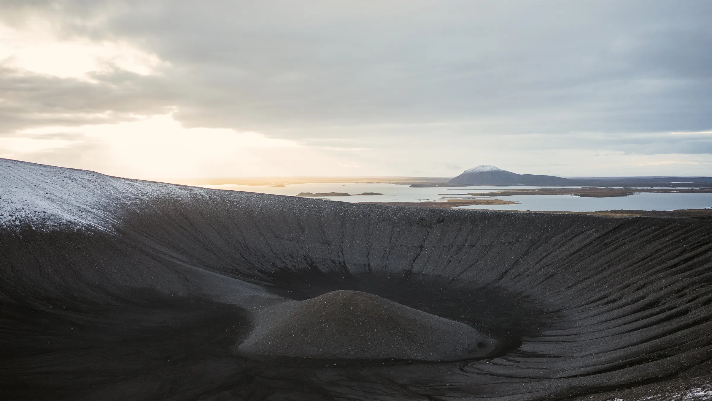 Paisaje del lago Myvatn desde el cráter de Hverfjall